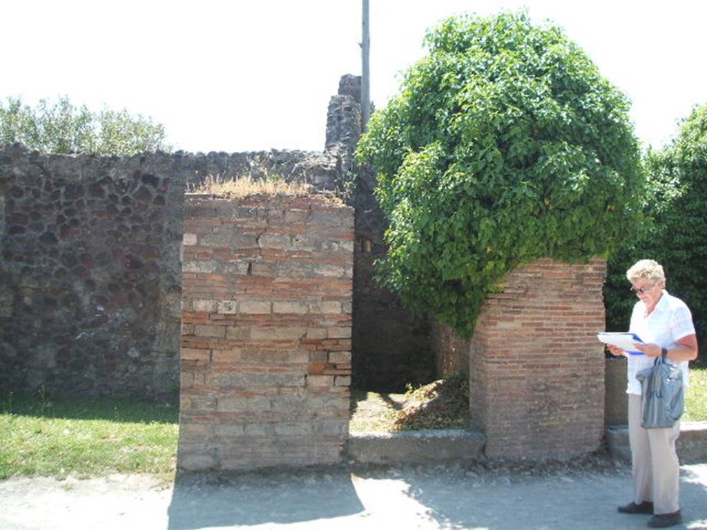 VII.4.54 Pompeii. May 2005. Doorway to steps to upper floor, with latrine underneath.