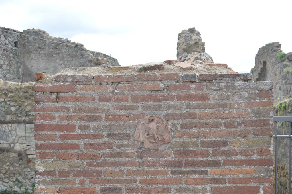 VII.4.55/56 Pompeii. March 2018. Detail of plaque on pilaster between entrance doorways.
Foto Taylor Lauritsen, ERC Grant 681269 DÉCOR.

