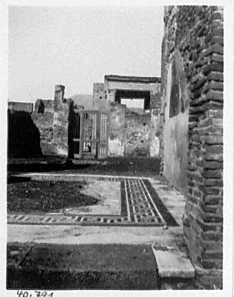 VII.4.59 Pompeii. c.1940. East wall and mosaic floor of tablinum l, looking north.
DAIR 40.791. Photo © Deutsches Archäologisches Institut, Abteilung Rom, Arkiv. 
See http://arachne.uni-koeln.de/item/marbilderbestand/936326
