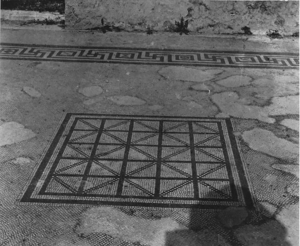 VII.4.59 Pompeii. c.1940. Mosaic floor of oecus m.
DAIR 40.789. Photo © Deutsches Archäologisches Institut, Abteilung Rom, Arkiv. 
See http://arachne.uni-koeln.de/item/marbilderbestand/936325
