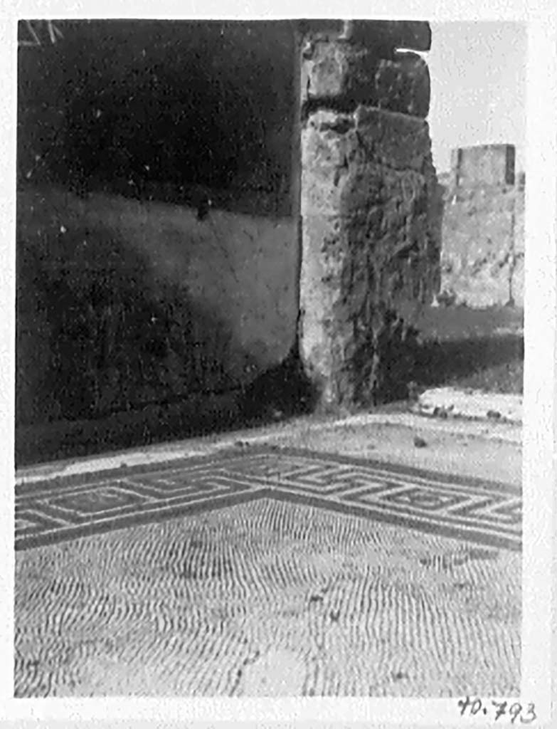 VII.4.59 Pompeii. c.1930. Central emblema in mosaic floor of oecus m.
See Blake, M., (1930). The pavements of the Roman Buildings of the Republic and Early Empire. Rome, MAAR, 8, (pp.81,96 & pl.19.tav.2).
