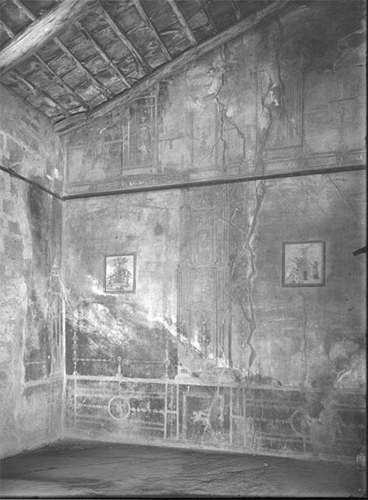 VII.4.59 Pompeii. 1931, House of the Black Wall, exedra or triclinium y, south wall. On the wall are two cupid paintings.
DAIR 31.2479. Photo © Deutsches Archäologisches Institut, Abteilung Rom, Arkiv. 
