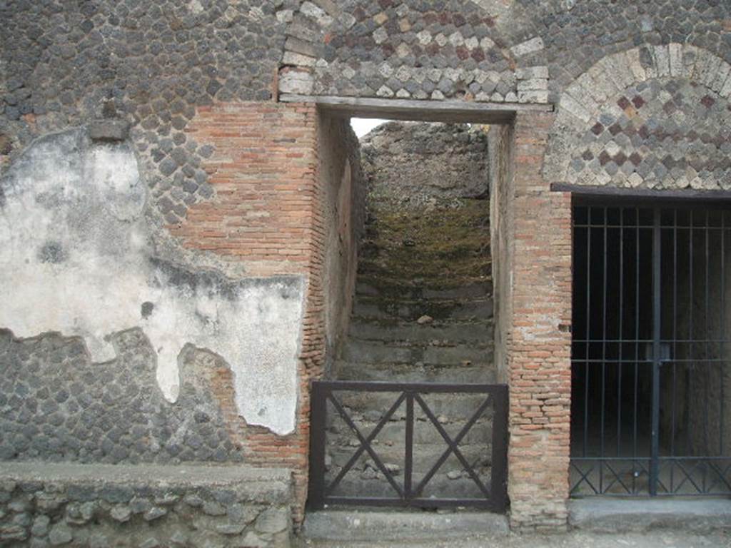 VII.5.1 and VII.5.2 Pompeii. May 2005. Entrance with 14 remaining steps to the upper floor.