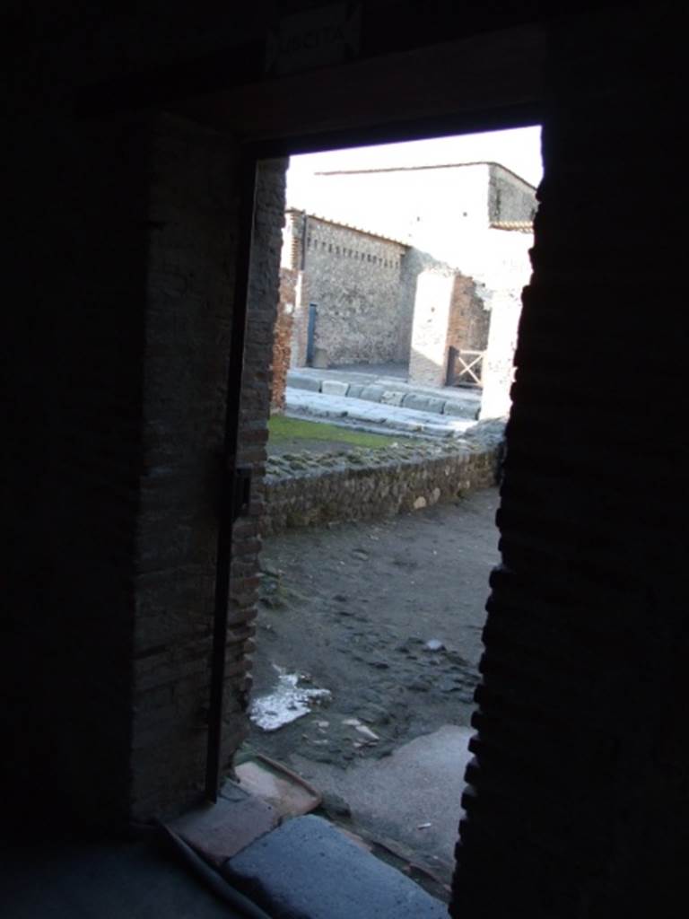 VII.5.3 Pompeii. May 2005. Exit doorway from Forum Baths.
According to Fiorelli, originally this doorway would have led into a small room where the oils and ointments were stored.
