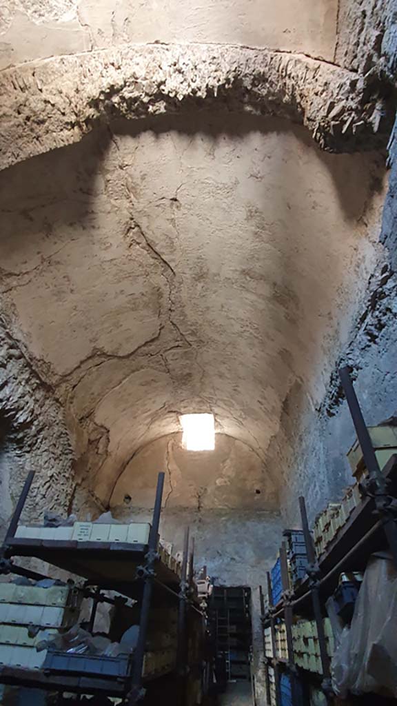 VII.5.8 Pompeii. August 2021. 
Caldarium 50. Looking south to doorway to tepidarium 49.
Foto Annette Haug, ERC Grant 681269 DÉCOR.
Prior to the start of the restoration works, the archaeological materials and human remains, historically housed here on wooden shelves, were moved to other deposits in the Park, after having verified and integrated their cataloguing.
See PAP E-Journal 02 – 8.3.2024, p. 7 fig. 11. 

