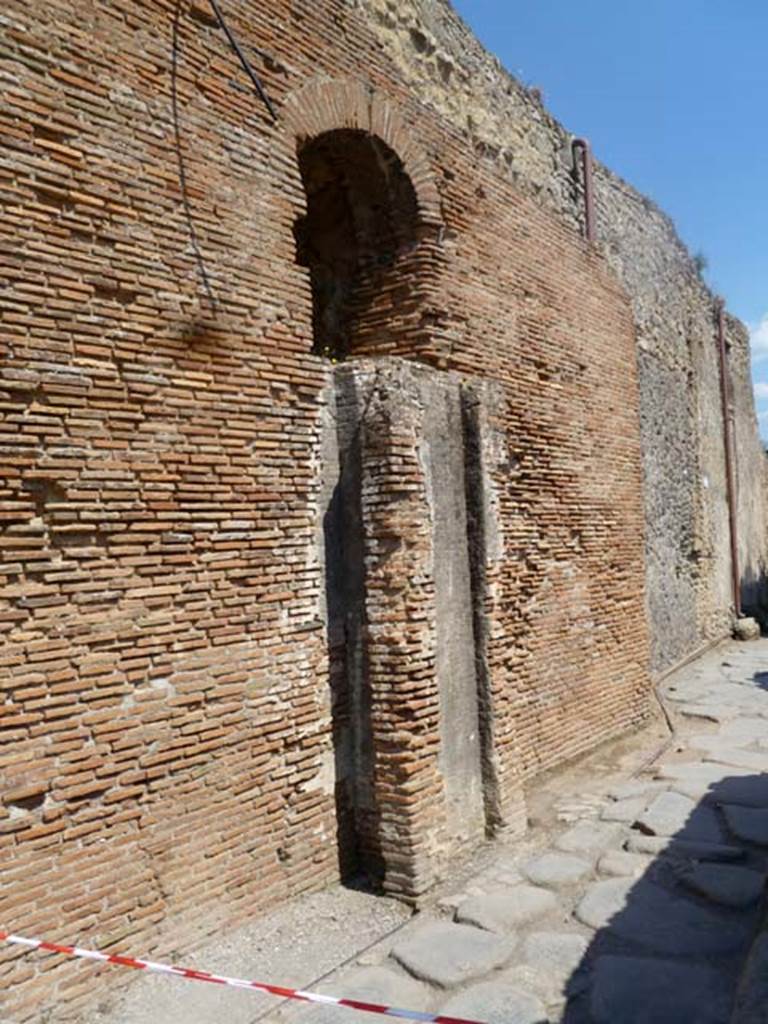 VII.5.8 Pompeii. May 2011. West side wall of women’s Forum Baths area, with remains of water tower with lead basin in recess. Looking south along Vicolo delle Terme. Photo courtesy of Michael Binns.
