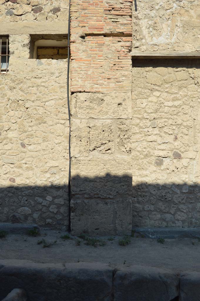 VII.5.14/15 Pompeii. October 2017. Pilaster between entrances.
Foto Taylor Lauritsen, ERC Grant 681269 DÉCOR.
