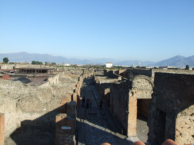VII.5.19 Pompeii. December 2007. View looking east along Via degli Augustali from roof of new restaurant.