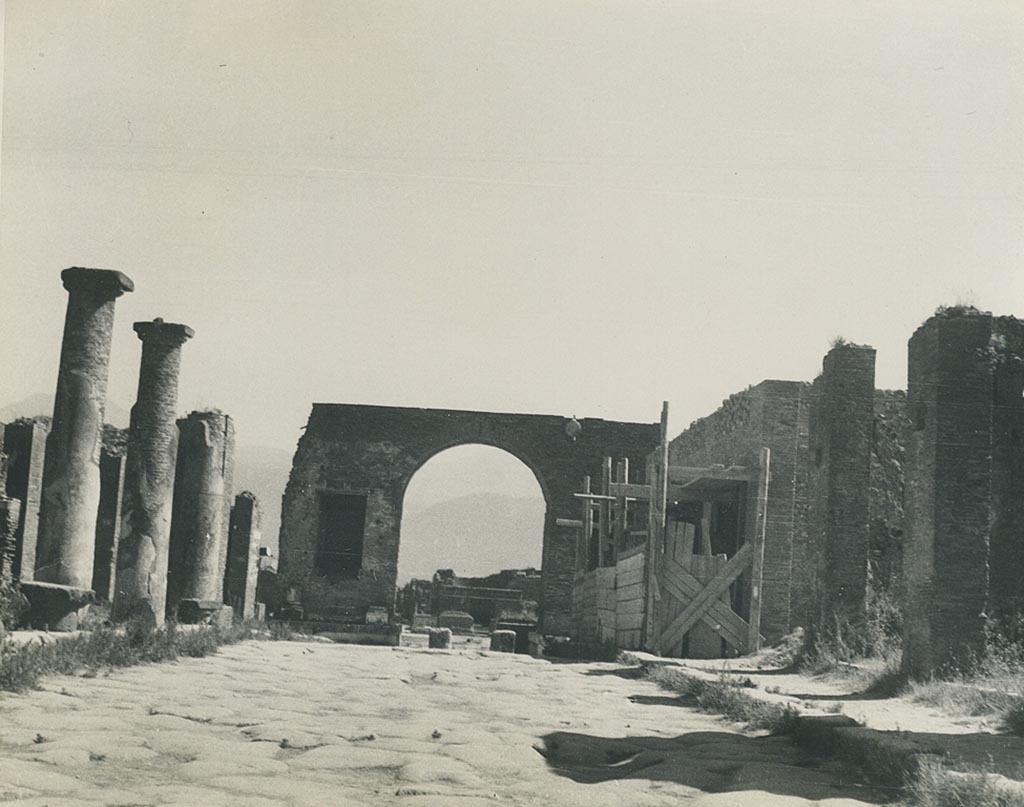 VII.5.20 Pompeii.1940’s. Looking south on Via del Foro, with restaurant boarded up on the right.  Photo courtesy of Rick Bauer.
.