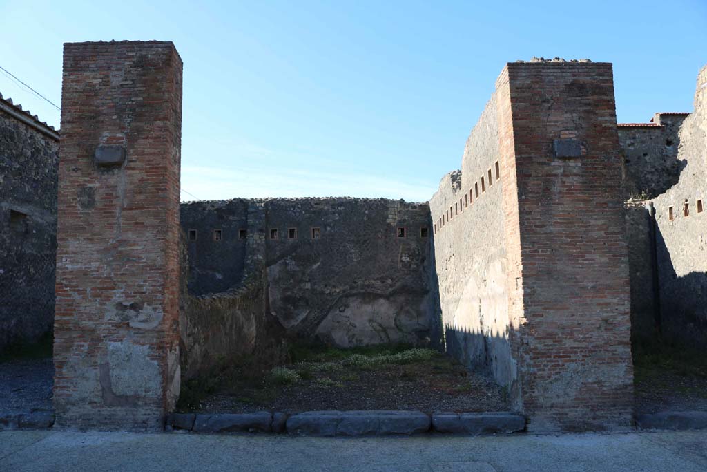 VII.5.22, Pompeii. December 2018. Looking west to entrance doorway on Via del Foro. Photo courtesy of Aude Durand.