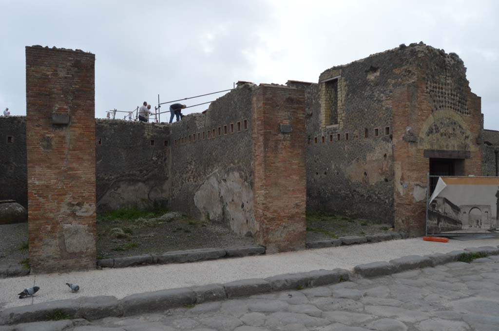 VII.5.23 Pompeii. March 2019. Looking towards entrance doorway, centre right, on west side of Via del Foro.
On the right, is VII.5.24, an entrance to the Forum Baths. 
Foto Taylor Lauritsen, ERC Grant 681269 DÉCOR.

