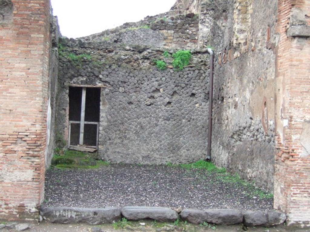 VII.5.23 Pompeii. December 2006. Looking west towards entrance to shop.