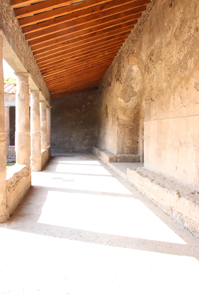 VII.5.24 Pompeii. May 2015. Detail of the benches turning the corner into a room said to be an oecus or exedra (9). Photo courtesy of Buzz Ferebee.
