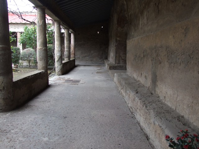 VII.5.24 Pompeii. December 2007. Men’s baths apodyterium or changing room (14), looking south. Along the sides of the room are stone benches (15).