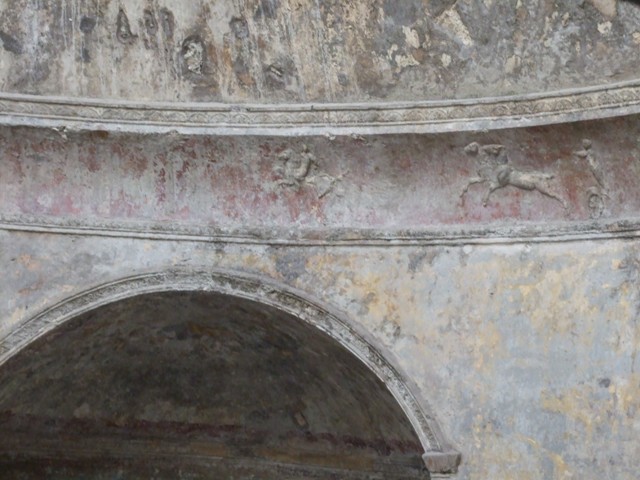 VII.5.24 Pompeii. October 2023. Frigidarium (19), detail of plasterwork cornice at west end of south side. Photo courtesy of Klaus Heese.