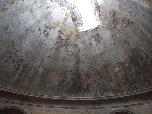 VII.5.24 Pompeii. May 2015. Pool in frigidarium (19). Photo courtesy of Buzz Ferebee.