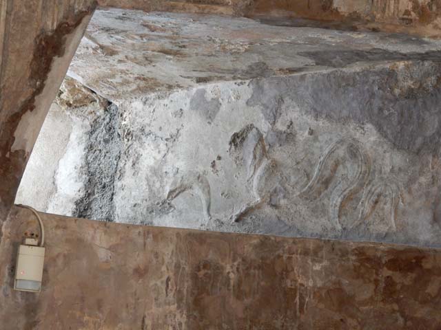 VII.5.24 Pompeii. December 2007. Caldarium, heating duct in wall of apse.