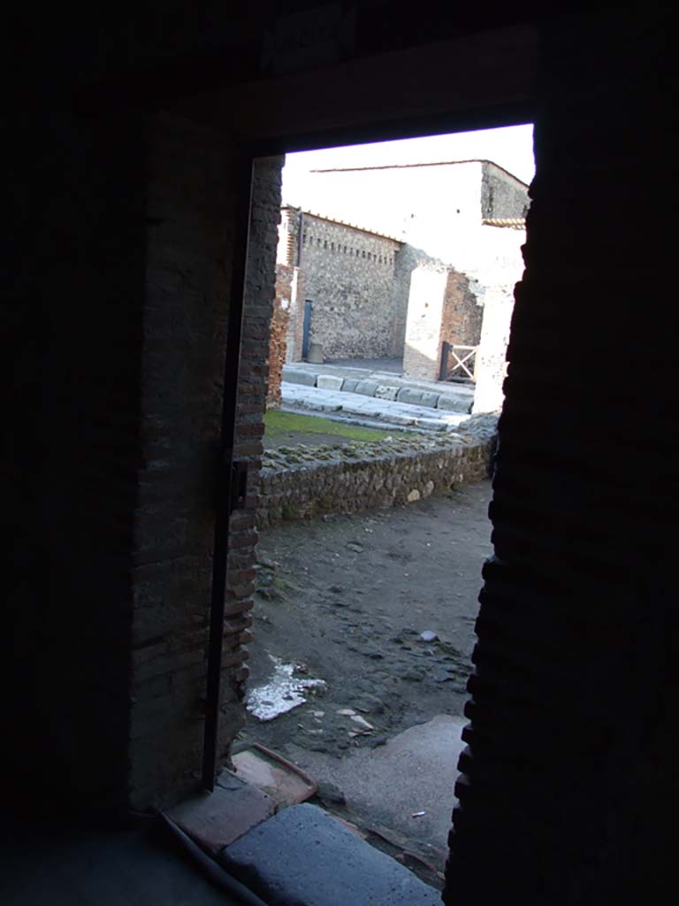 VII.5.24 Pompeii. December 2007. Doorway to room (18), now used as an exit through VII.5.3.
According to Niccolini this door led to a small cloakroom (18).
See Niccolini F, 1890. Le case ed i monumenti di Pompei: Volume Terzo. Napoli. 
