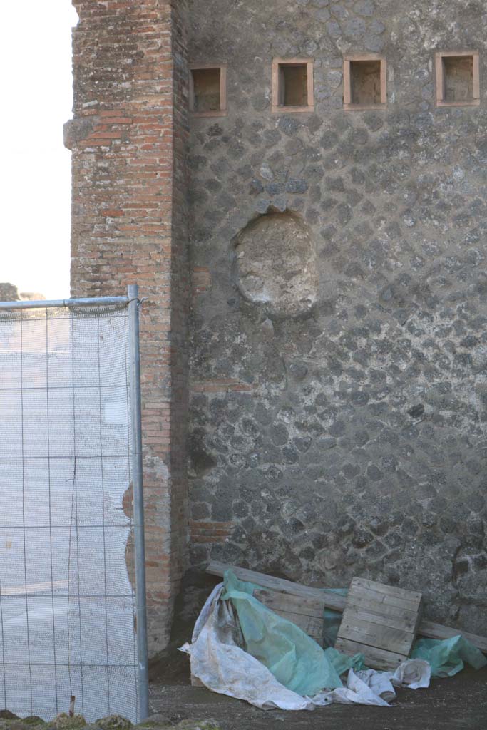 VII.5.25 Pompeii. December 2018. 
South wall of shop, niche/recess at east end near entrance doorway. Photo courtesy of Aude Durand.

