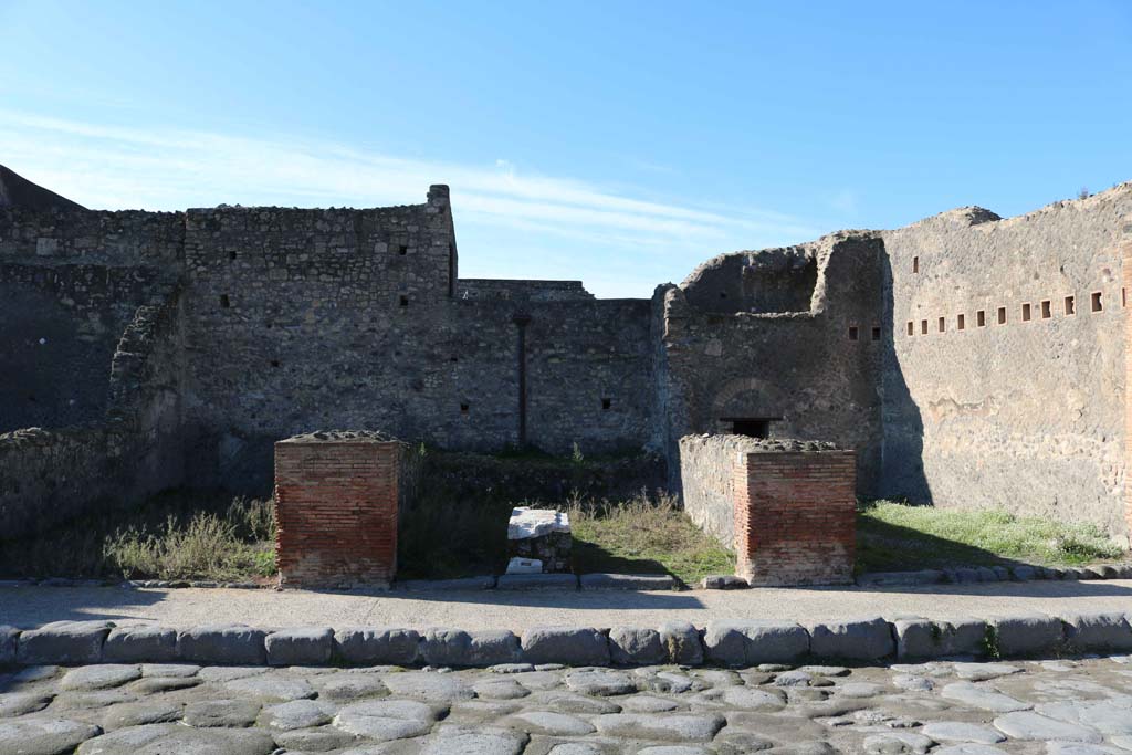 VII.5.28, Pompeii, in centre, with VII.5.27 on left, and VII.5.29 on right. December 2018. 
Looking west to entrances. Photo courtesy of Aude Durand.

