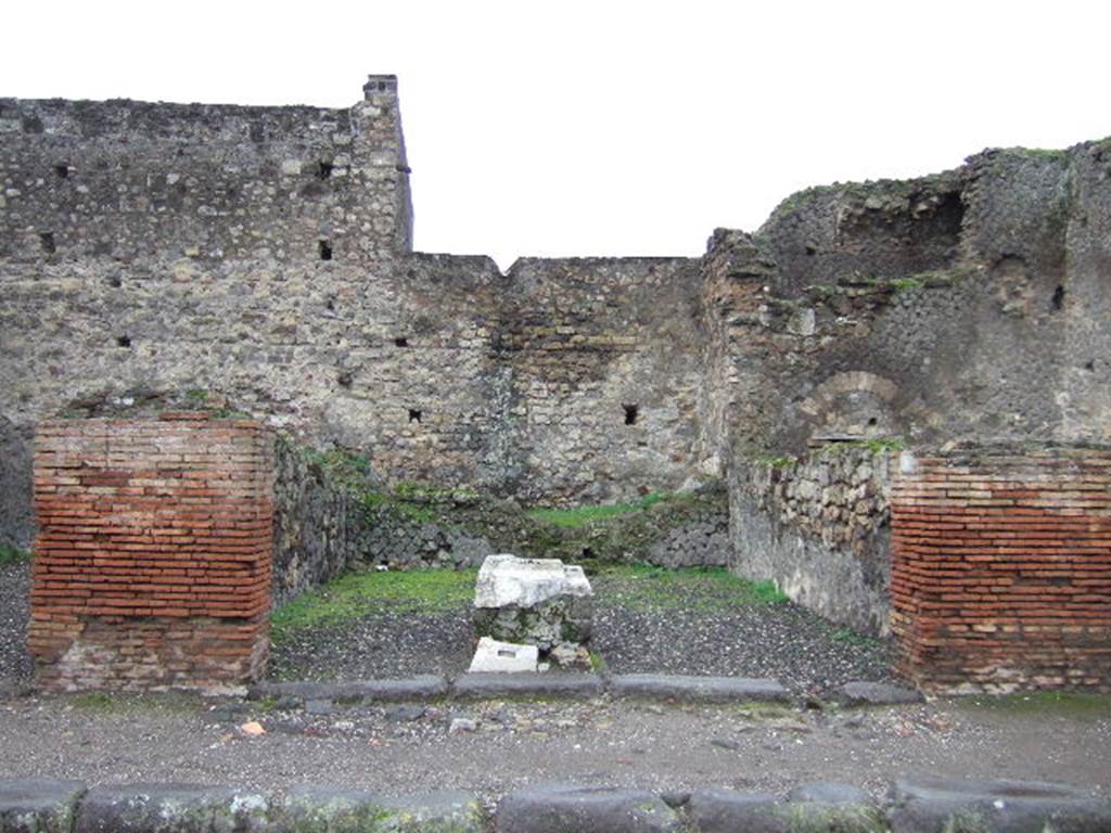 VII.5.28 pompeii. December 2005. Entrance, looking west.