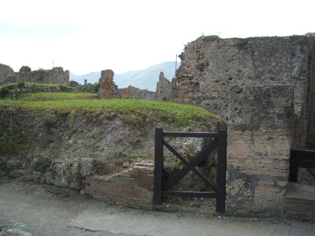 VII.6.1 Pompeii. May 2005. Entrance doorway, on the right is the Vicolo del Farmacista.Entrance.