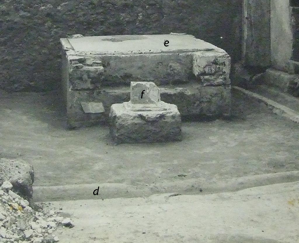 VII.6.3 Pompeii. Detail from Notizie degli Scavi, 1910, fig.2, p.443, showing sacrarium (2 e) and (2 f) remains of small tufa altar. 