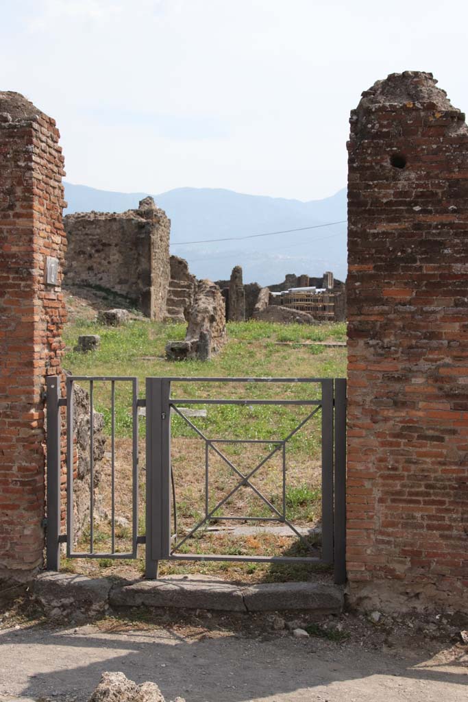 VII.6.7 Pompeii. September 2021.  
Looking south through entrance doorway. Photo courtesy of Klaus Heese. 

