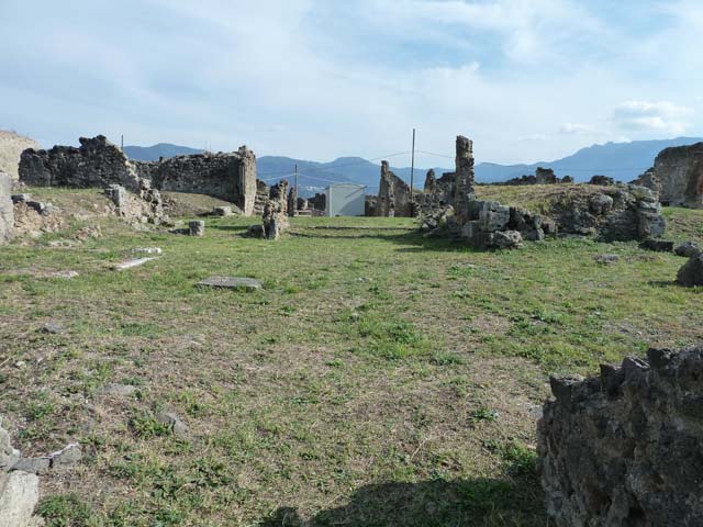 VII.6.7 Pompeii. September 2015. Looking south-east across site of atrium and remains of tablinum, in the upper right.