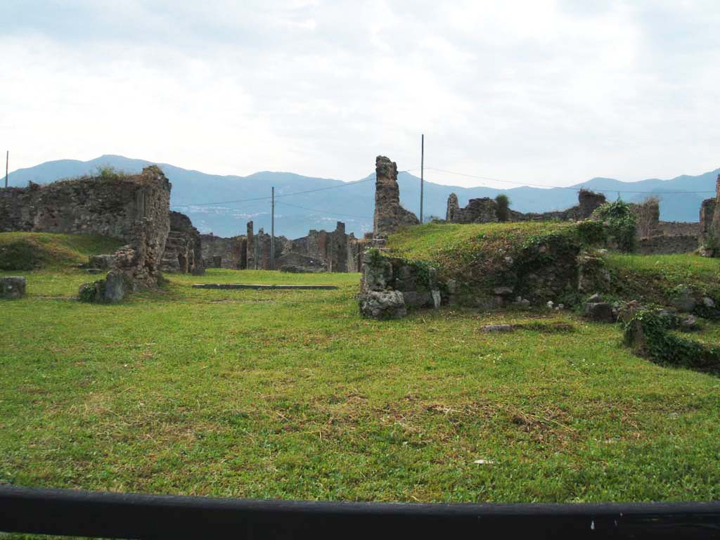 VII.6.7 Pompeii. September 2015. 
Looking south from site of shop at VII.6.6, across atrium and rooms on either side of VII.6.7.
