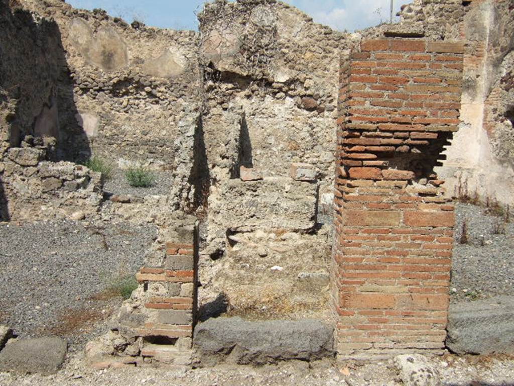 VII.6.32 Pompeii. September 2005. Looking north to entrance to steps to upper floor, with the base of three steps.