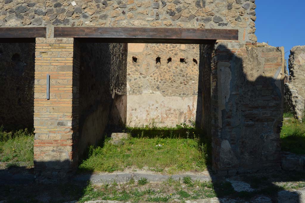 VII.6.34 Pompeii. October 2017. Looking north towards entrance doorway.
Foto Taylor Lauritsen, ERC Grant 681269 DÉCOR.
