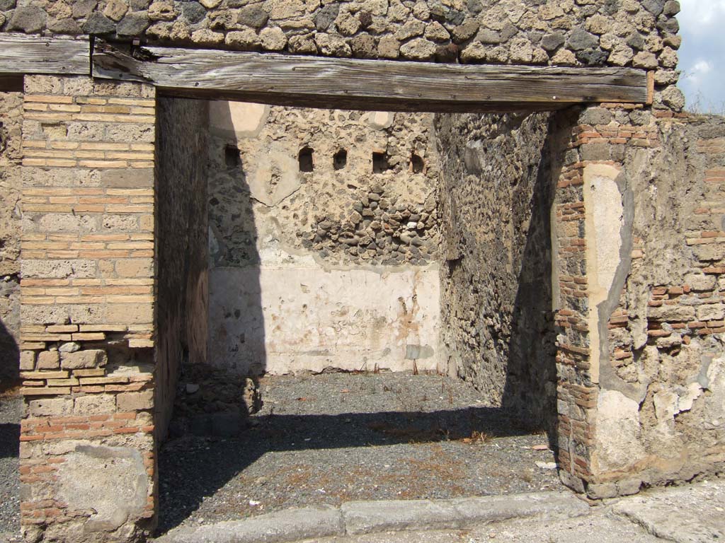 VII.6.34 Pompeii. September 2005. Looking north towards entrance.
