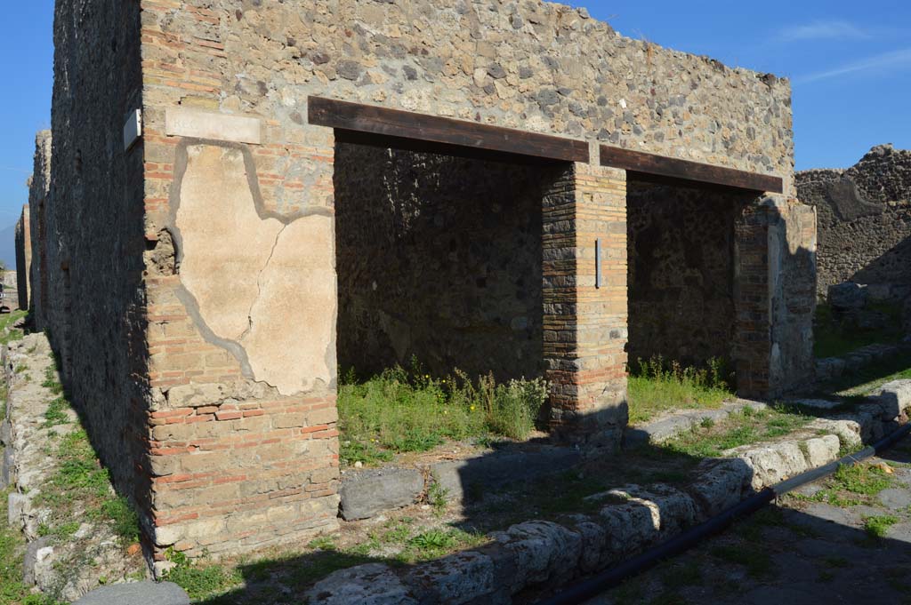 VII.6.35, Pompeii. October 2017. Looking towards doorway, on left, at junction of Vicolo del Farmacista, on left. 
Foto Taylor Lauritsen, ERC Grant 681269 DÉCOR.
