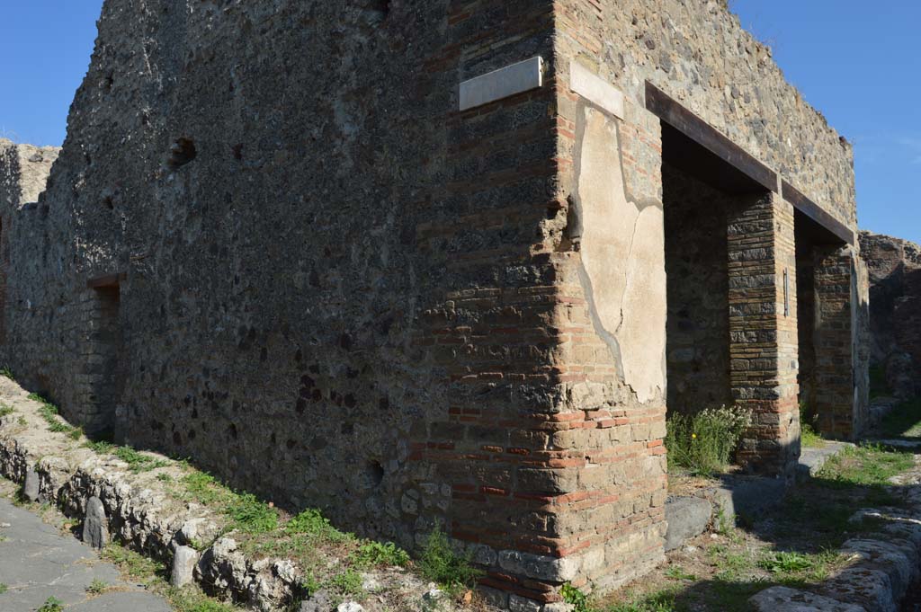 VII.6.35, Pompeii. October 2017. 
West side wall on east side of Vicolo del Farmacista, leading to small rear doorway at VII.6.36, on left.
Foto Taylor Lauritsen, ERC Grant 681269 DÉCOR.
