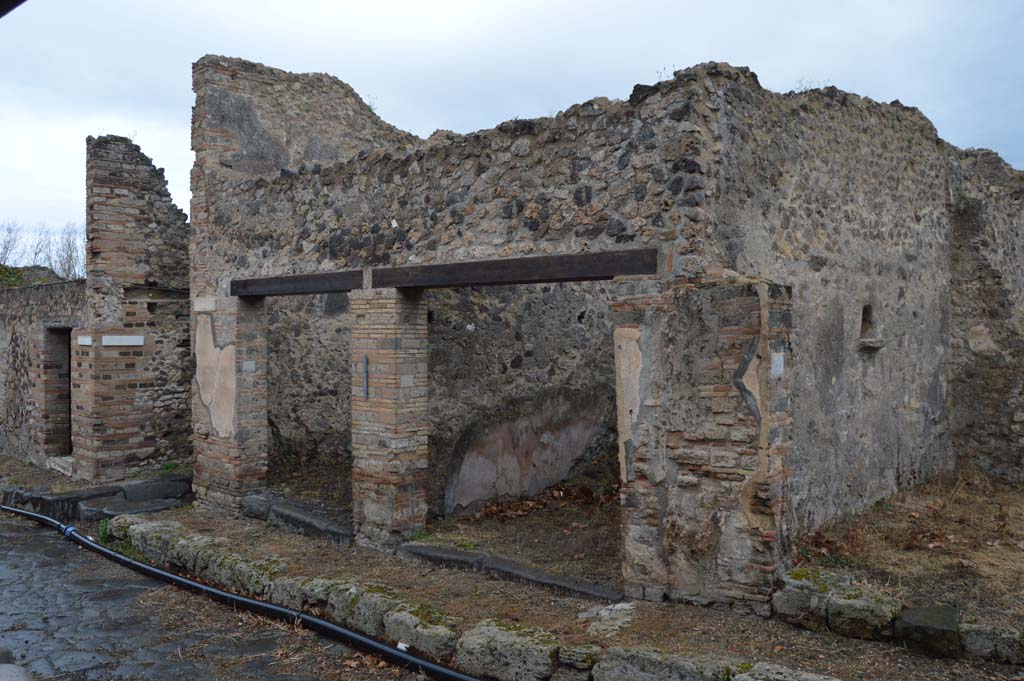 VII.6.35 and VII.6.34 Pompeii in centre. March 2018. Looking towards entrance doorways on north side of Vicolo dei Soprastanti. 
Foto Taylor Lauritsen, ERC Grant 681269 DÉCOR.
