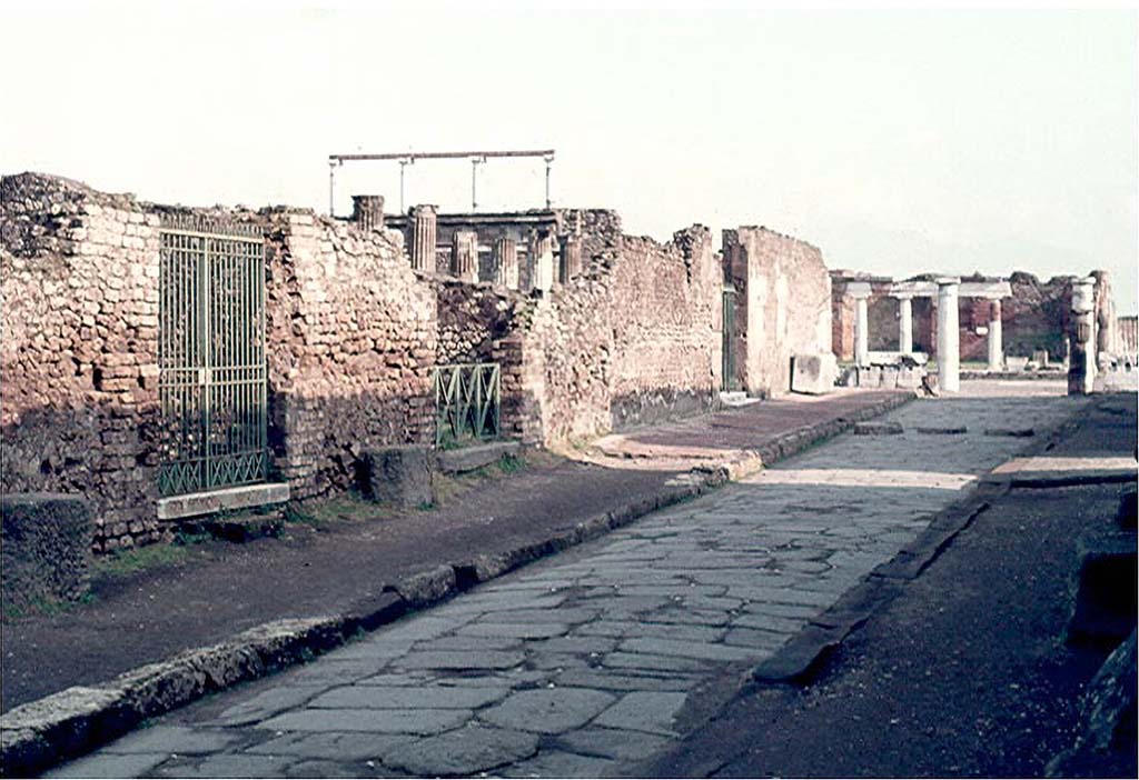 VII.7.2 Pompeii. Via Marina, January 1977. Looking east along Via Marina towards the Forum.
The entrance doorway to VII.7.2 is on the left. Photo courtesy of David Hingston.
