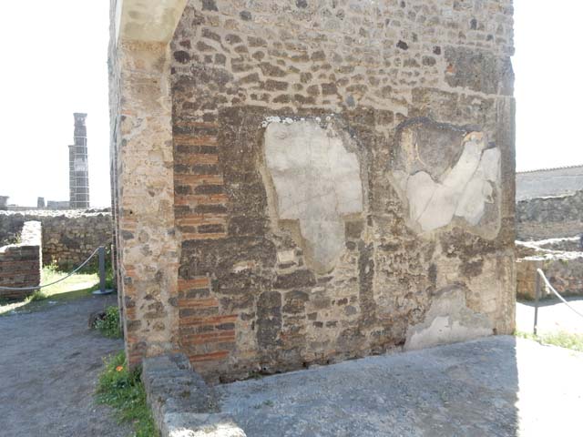 VII.7.2 Pompeii, May 2018. Detail from west wall of tablinum, with blocked doorway connecting to house at VII.7.5.
Photo courtesy of Buzz Ferebee.

