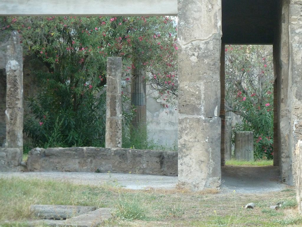 VII.7.2 Pompeii. September 2015. Looking across impluvium in atrium towards tablinum with peristyle at rear.