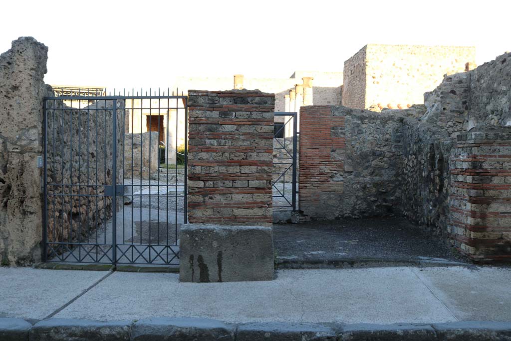 VII.7.4, Pompeii, on right, with VII.7.5, on left. December 2018. Looking north on Via Marina. Photo courtesy of Aude Durand.

