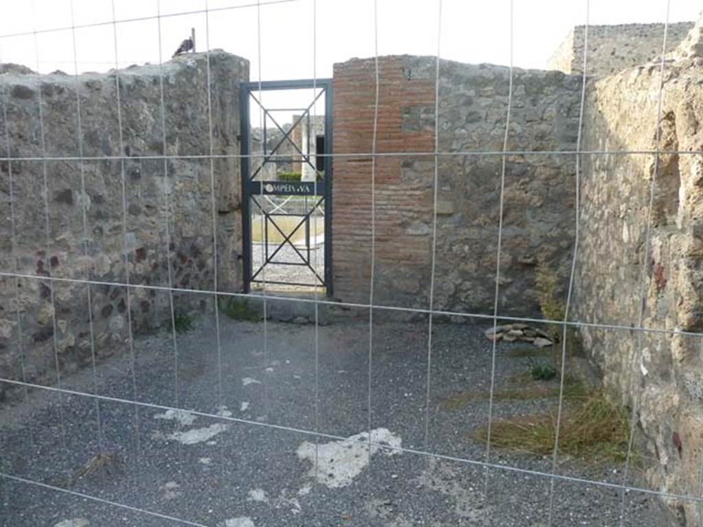 VII.7.4 Pompeii. September 2015. Looking north across shop towards doorway linking to atrium of VII.7.5.  The niche in the east wall is visible on the right. According to Boyce, in the east wall was an arched niche.
See Boyce G. K., 1937. Corpus of the Lararia of Pompeii. Rome: MAAR 14. (p.68, no.296) 
