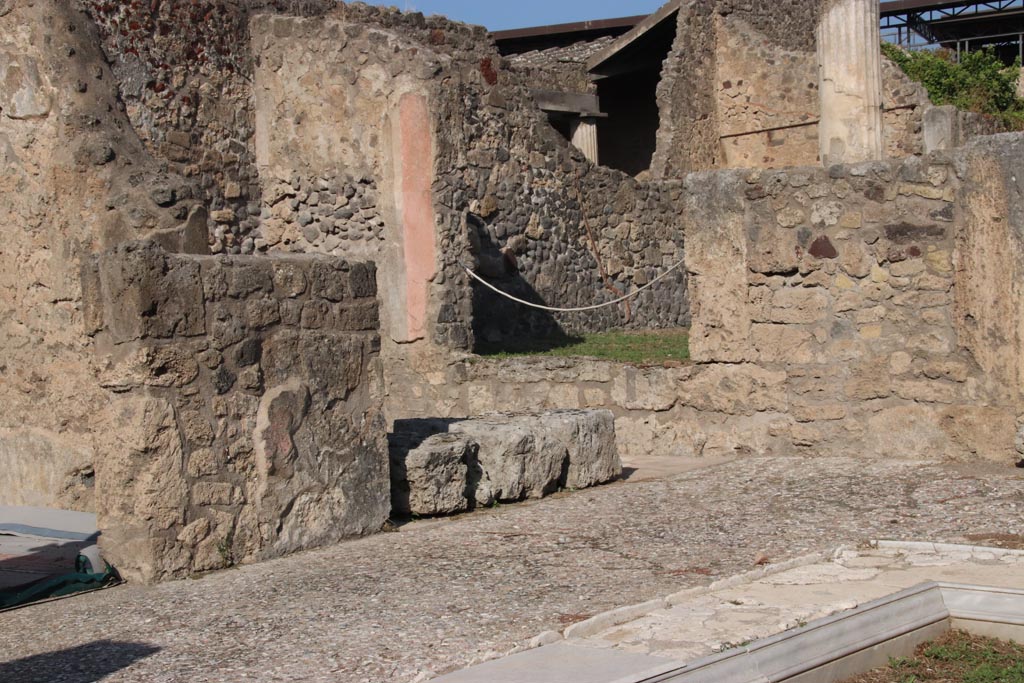 VII.7.5 Pompeii. October 2023. Looking towards west ala (e ), in centre. Photo courtesy of Klaus Heese.