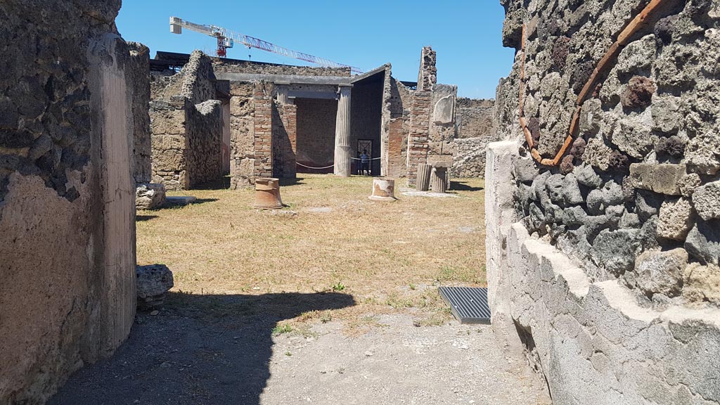 VII.7.10 Pompeii. October 2020. Looking north from entrance doorway towards peristyle and rear doorway at VII.7.13.
Photo courtesy of Klaus Heese.
