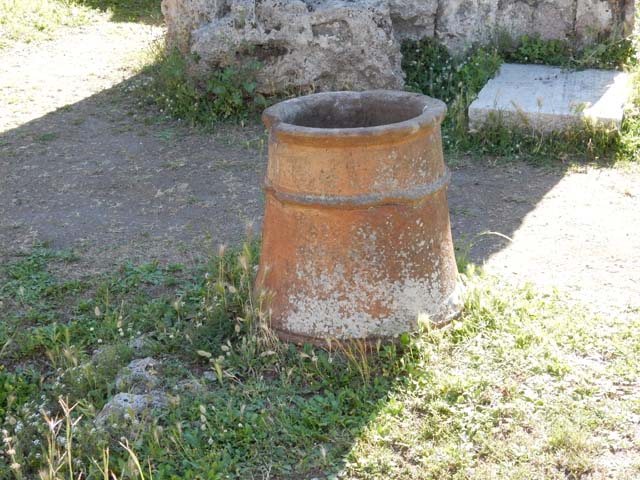 VII.7.10 Pompeii. May 2018. Terracotta puteal for covering cistern-mouth. Photo courtesy of Buzz Ferebee. 