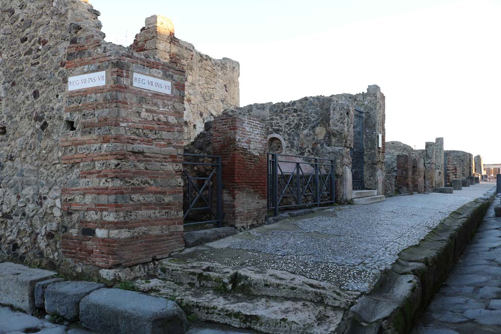 Via Marina, Pompeii, north side, with VIII.7.12, on left. December 2018. 
Looking north-east along Via Marina towards VII.7.32, and Forum, on right. Photo courtesy of Aude Durand.
