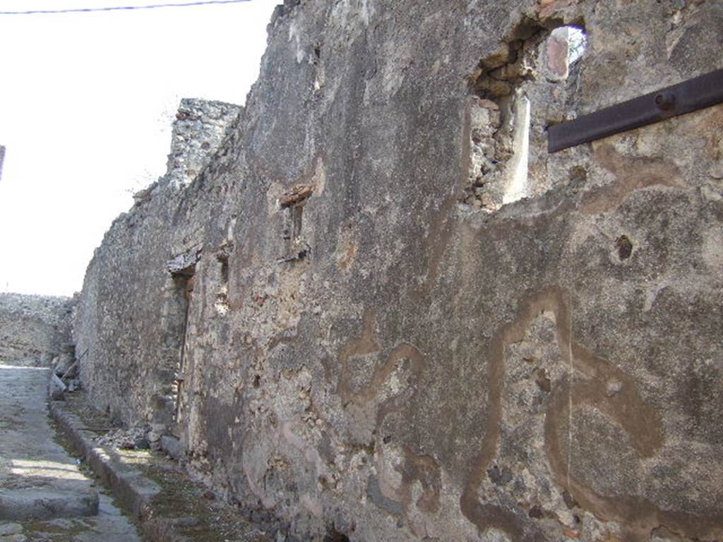 VII.7.14 Pompeii. September 2005. Exterior wall in Vicolo del Gallo, looking east to entrance.