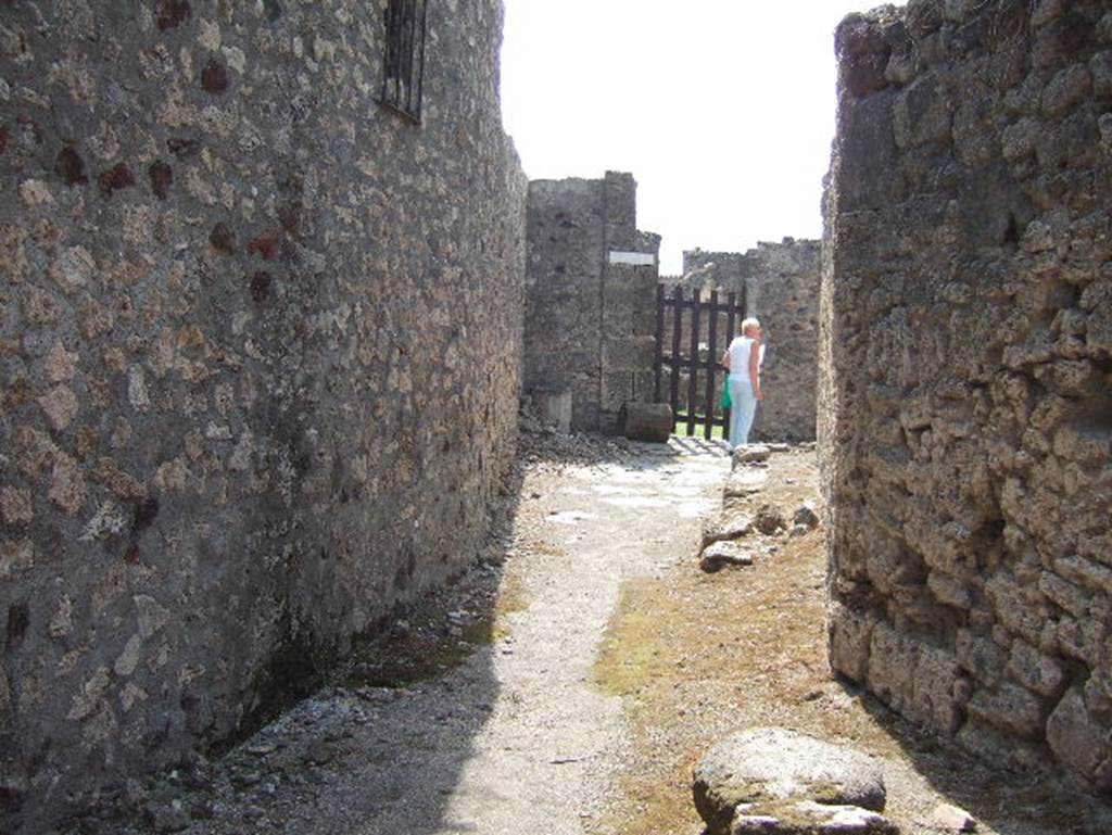 Vicolo di Gallo, looking south towards VII.7.15 Pompeii. September 2005.