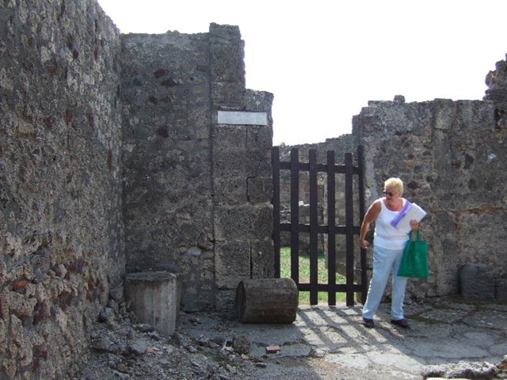 VII.7.15 Pompeii. September 2005. Entrance doorway in Vicolo del Gallo.