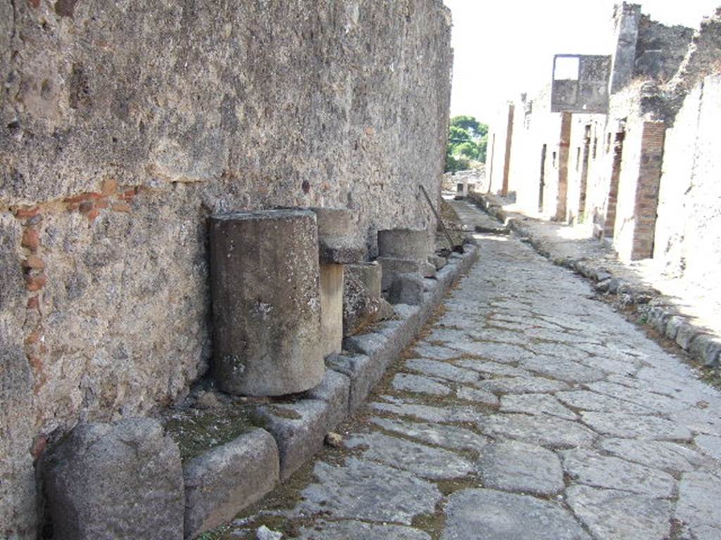 Wall of VII.7.15, Pompeii. September 2005. Looking east along Vicolo del Gallo. VII.15 on right.