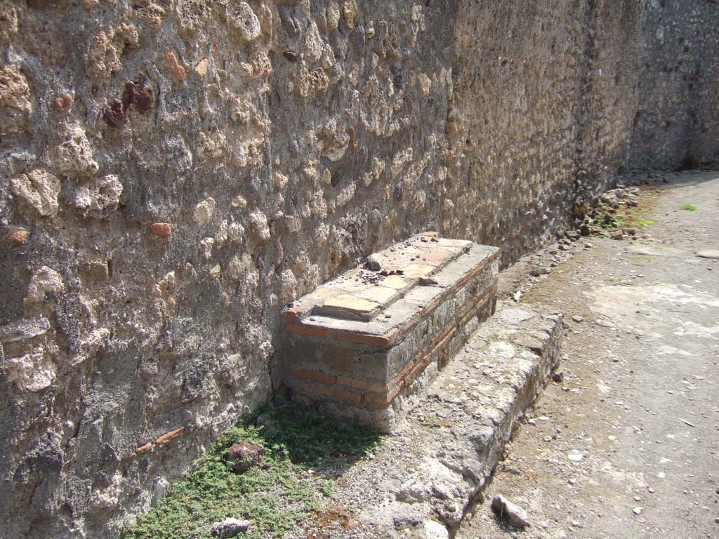 VII.7.16 Pompeii. September 2005. Bench on south side of entrance in Vicolo del Gallo.

